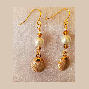 Gold tone Seashell and Pearl Earrings.